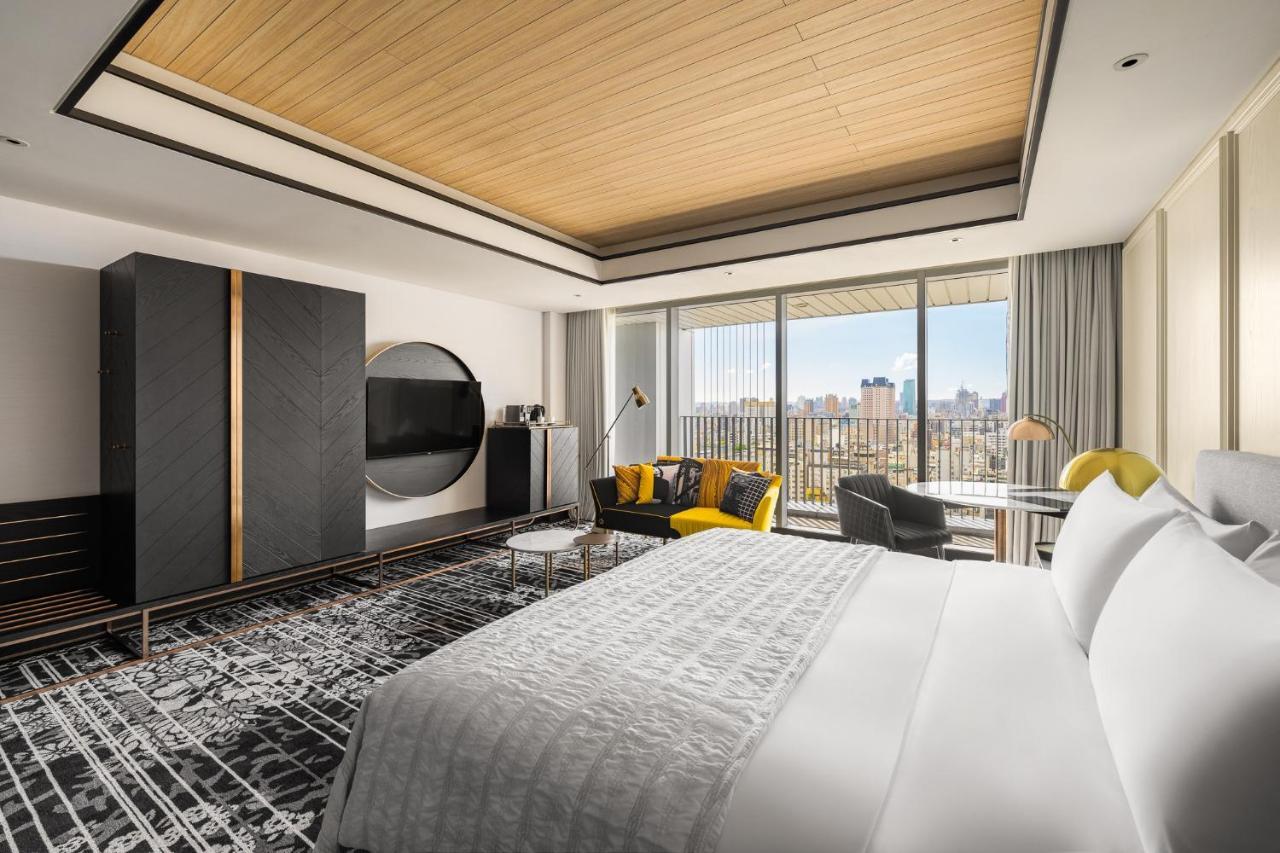 Le Meridien Taizhong Zewnętrze zdjęcie A guest room at the Westin Nanjing