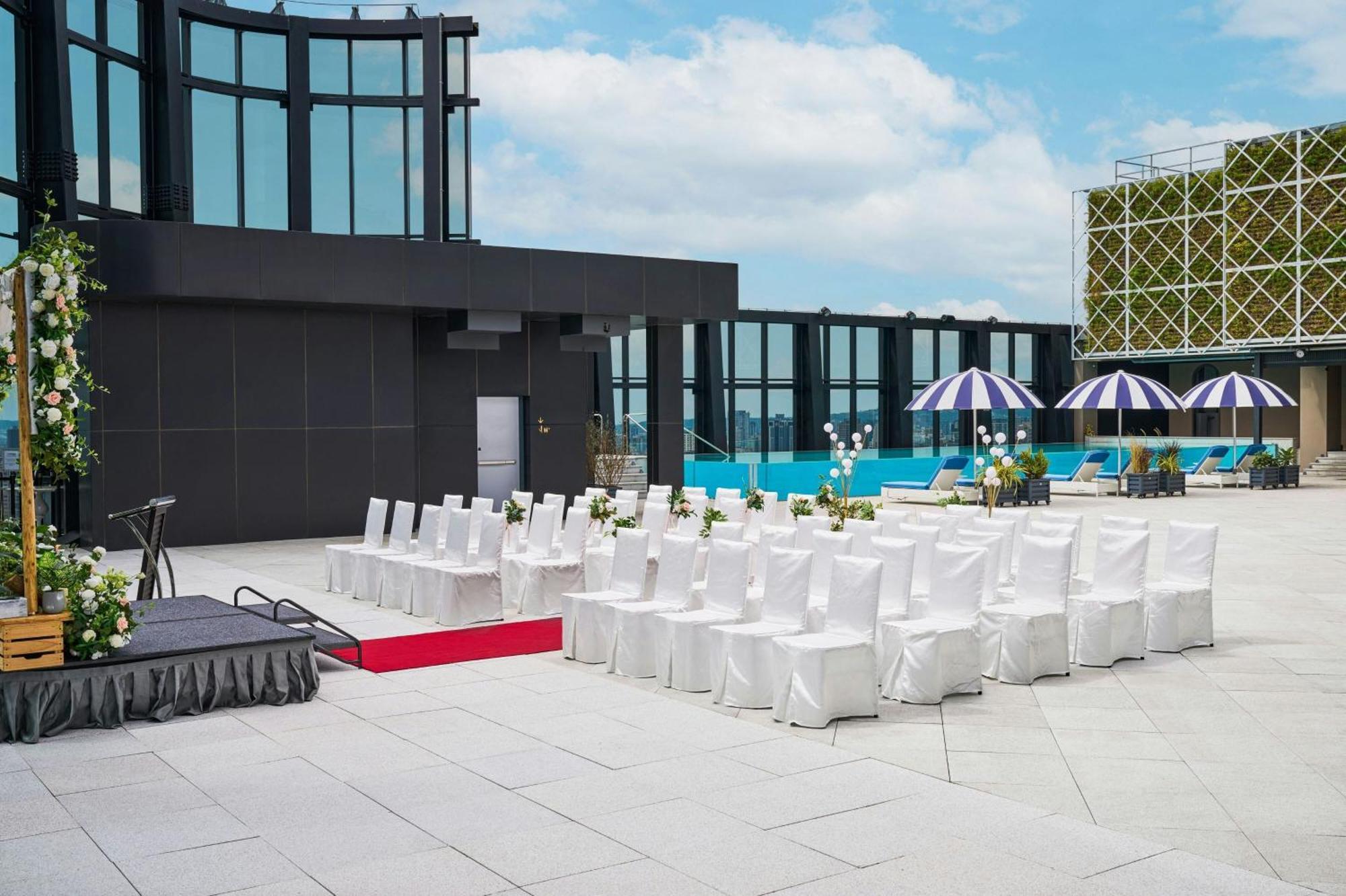 Le Meridien Taizhong Zewnętrze zdjęcie The rooftop pool at the hotel