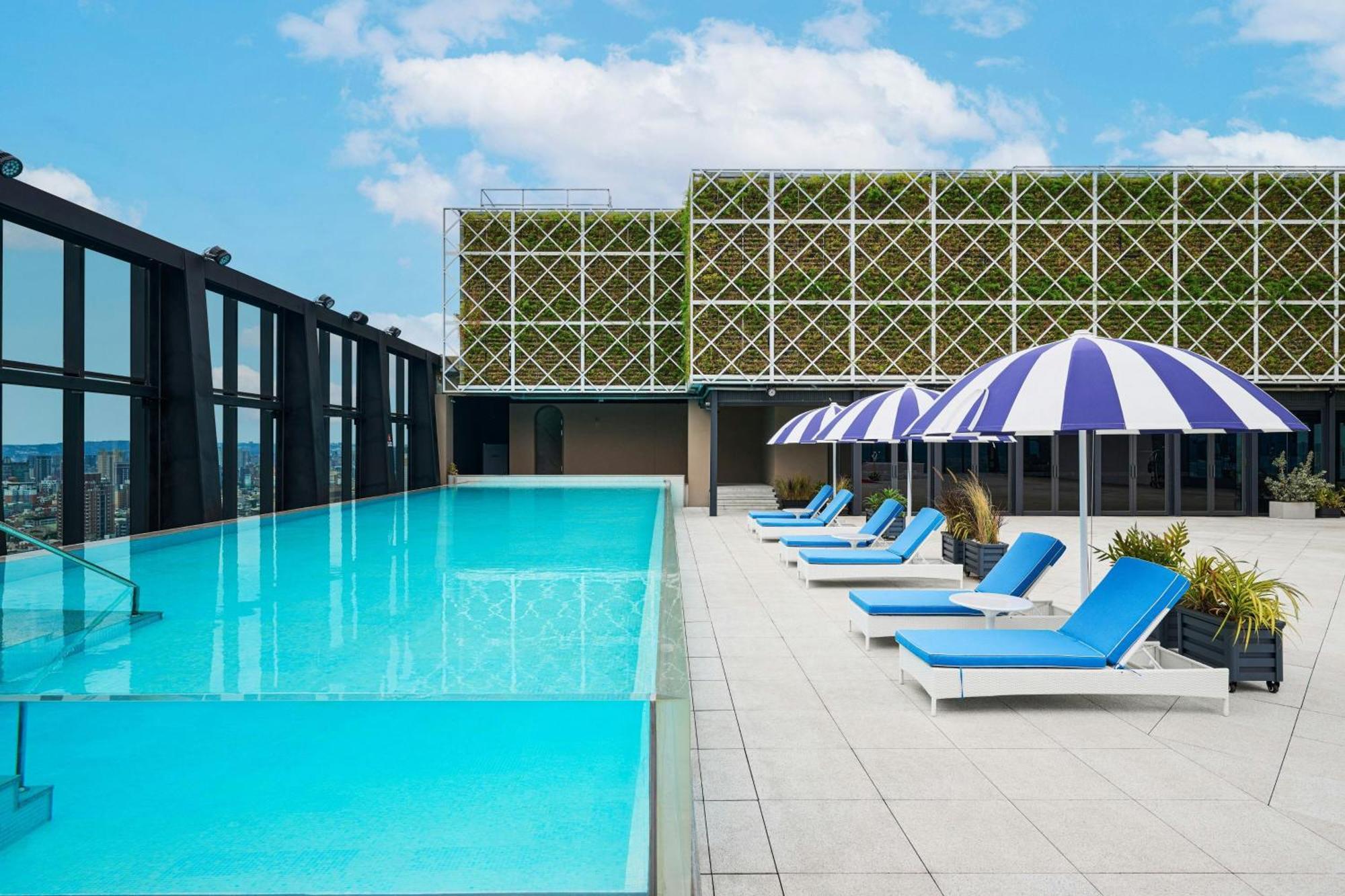 Le Meridien Taizhong Zewnętrze zdjęcie Rooftop pool at The Standard East Village