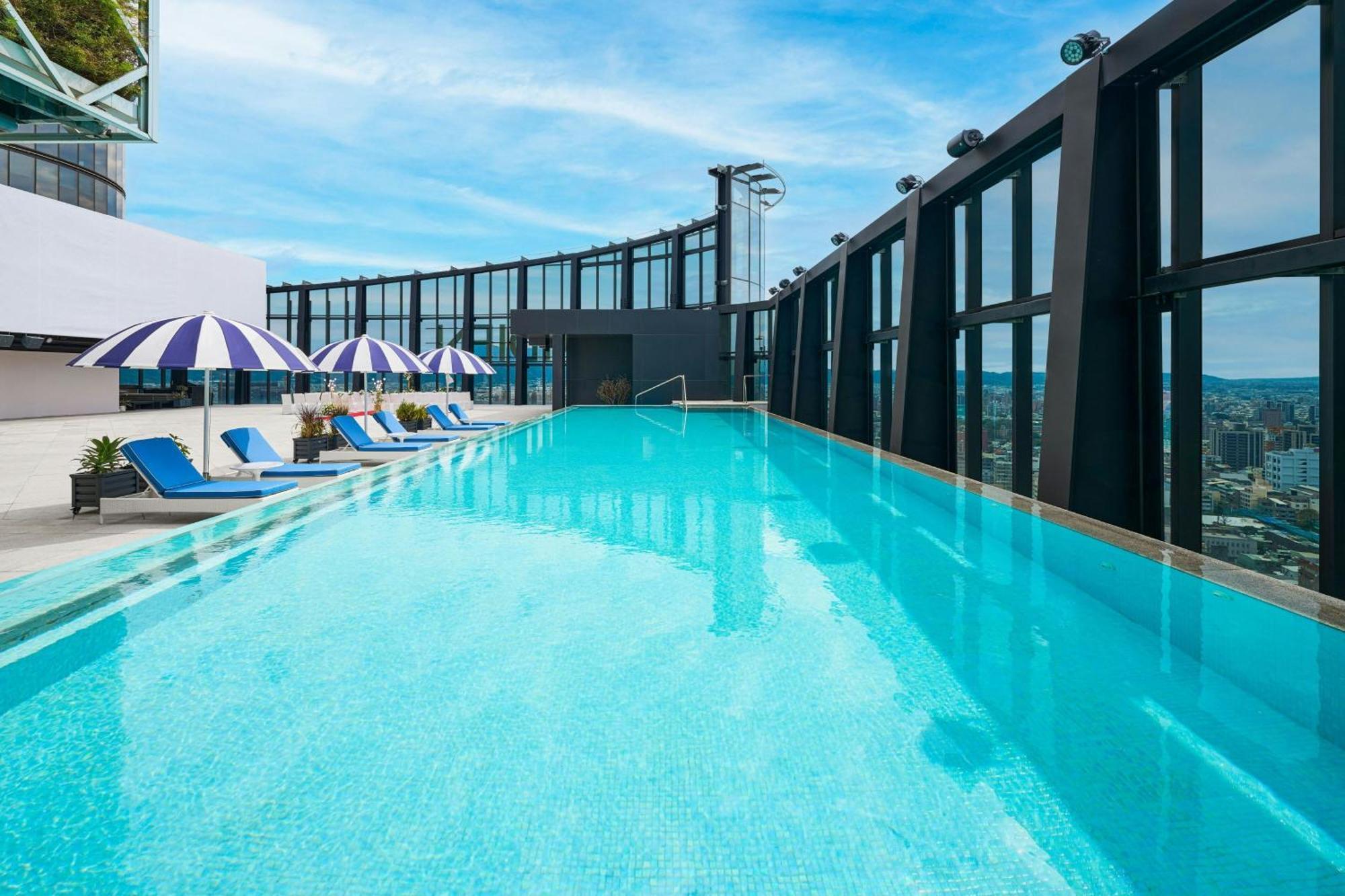 Le Meridien Taizhong Zewnętrze zdjęcie The rooftop pool at the hotel