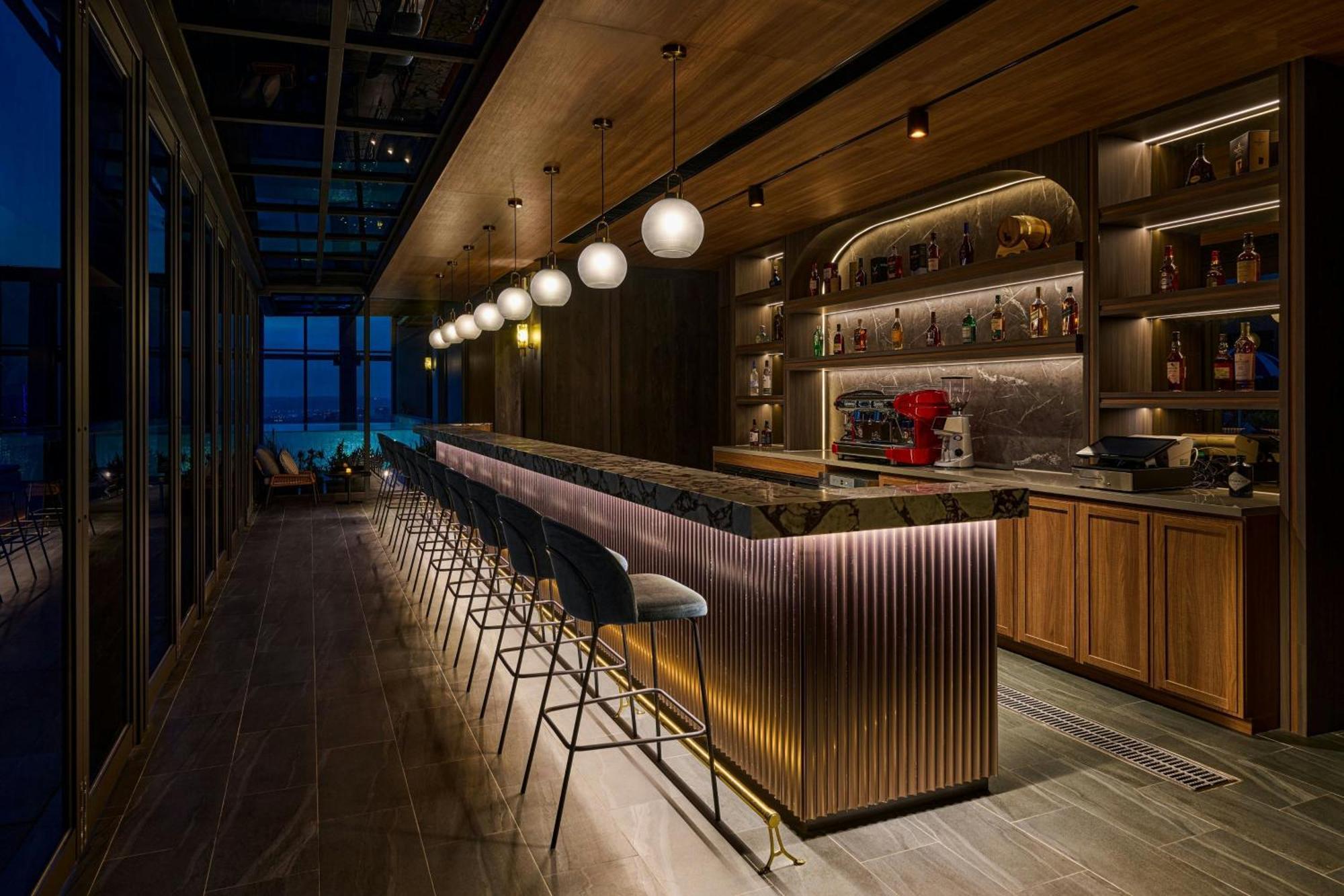 Le Meridien Taizhong Zewnętrze zdjęcie The bar at the 360° Sky Lounge