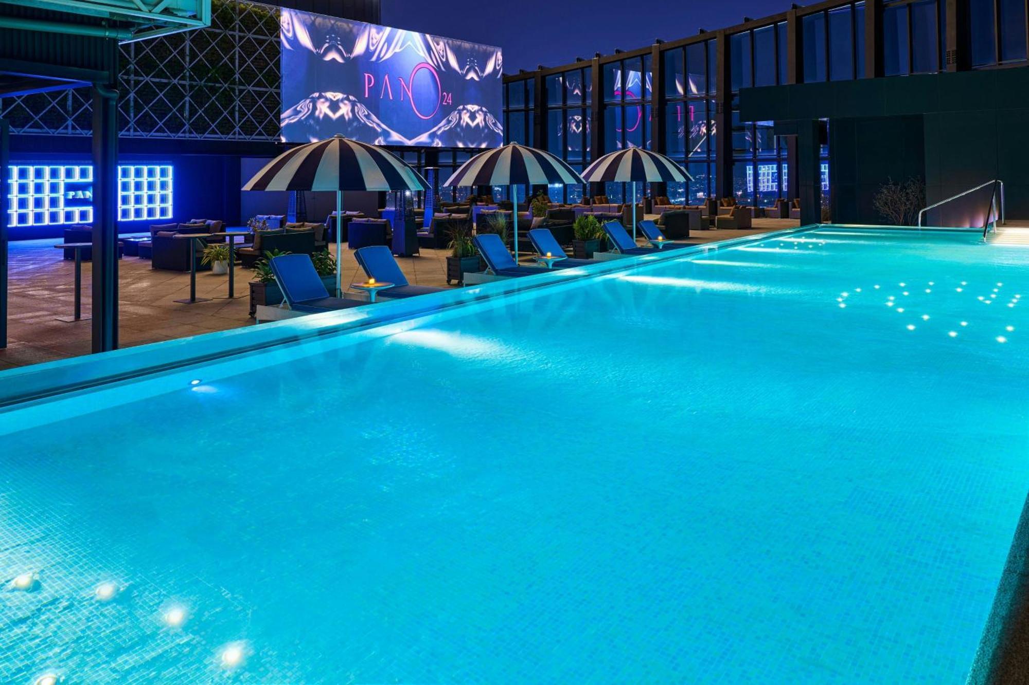 Le Meridien Taizhong Zewnętrze zdjęcie The rooftop pool at the hotel